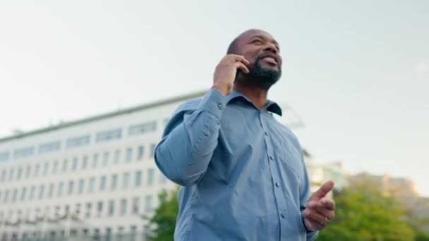 在城市里与黑人男子进行电话 联络和业务往来 以促进沟通 接触和思维方式 企业和与员工的对话 以进行反馈讨论或专业对话 — 图库视频影像