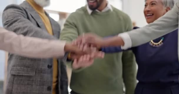 オフィスでの団結 コラボレーションや会議のための拍手でビジネスの人々 手を合わせ チームビルディング 従業員の幸せなグループは チームワークの達成のために手と拍手を積み重ねる — ストック動画