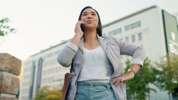 Panggilan Telepon Jaringan Dan Wanita Bisnis Kota Untuk Komunikasi Kontak — Stok Video