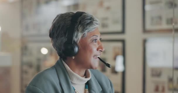 Müşteri Desteği Bilgisayar Görüntülü Konuşma Üst Düzey Mutlu Kadın Danışmanlığı — Stok video