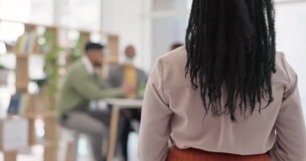 领导才能 与平板电脑和具有多样性的商界人士的女性会面 团队合作和企业办公室 讲习班 集思广益和数字反馈 由员工和老板组成的小组进行在线审查 — 图库视频影像