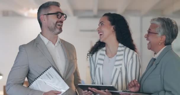 Mutlu Adamları Tablet Gülüşmeler Komik Toplantı Için Takım Oluşturma Ofiste — Stok video