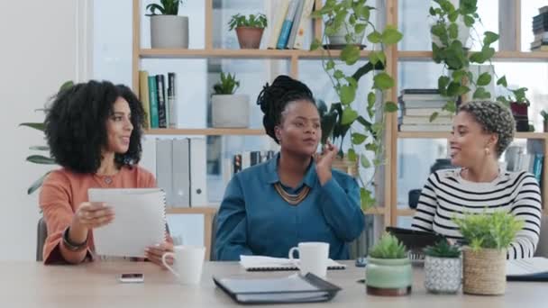 Komik Kadınlar Takım Çalışması Işbirliği Belgelerle Mutluluk Planlama Başarı Ortaklığı — Stok video