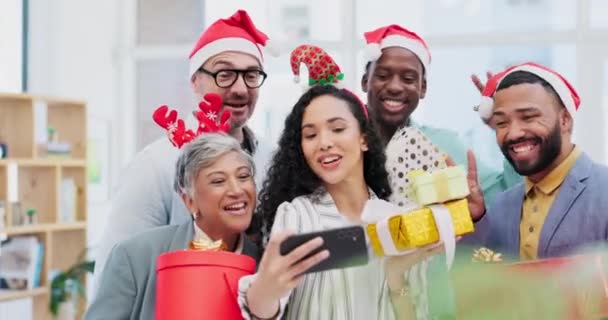 パーティーのお祝い お祝いの季節 またはオフィスでの12月の休日のための創造的な人々 クリスマスと自撮り 従業員の幸せなグループは 贈り物 驚きや思い出やブログの写真のための仕事のイベントで笑顔 — ストック動画