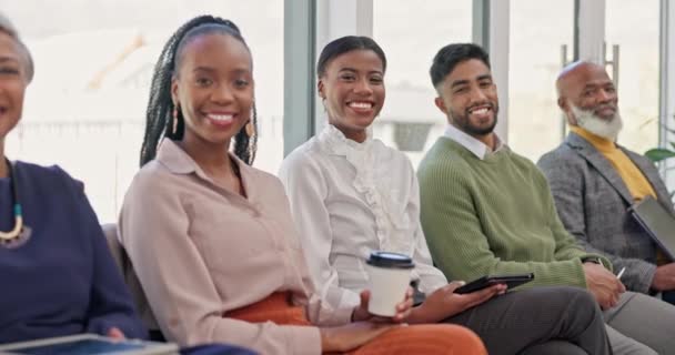 Rekrutacja Uśmiech Rozmowa Kwalifikacyjna Biznesmenami Poczekalni Spotkanie Różnorodność Lub Możliwość — Wideo stockowe