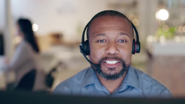 非洲男人 呼叫中心和咨询沟通与员工谈论电话营销和Crm 通过对话提供办公室 专业和客户支持 以提供网络咨询和讨论 — 图库视频影像