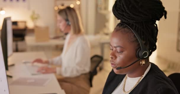 呼叫中心的有声 夜间或黑人女性顾问在电话销售中在线发言或建立联系 客户服务交流或对话中的技术支持 打字或保险代理人 — 图库视频影像