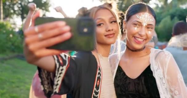 Festival Mujeres Amigas Selfie Con Signo Paz Celebración Fiesta Aire — Vídeo de stock