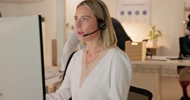 Vrouw Call Center Nacht Het Kantoor Door Computer Voor Technische — Stockvideo