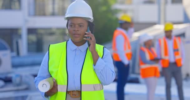 建築の女性と建設の問題 青写真ソリューションやプロジェクト管理通信 B2B請負業者 エンジニアリングの安全性と携帯電話で話す深刻なアフリカ人 — ストック動画