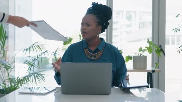 Kadını Belgeler Yoğun Bir Ofis Personel Dizüstü Bilgisayar Okuma Ile — Stok video