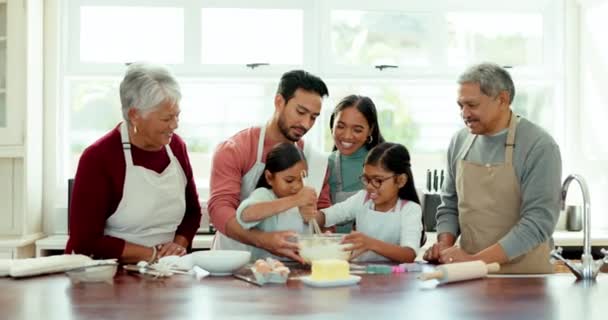 Μαγείρεμα Χαρούμενη Και Διδασκαλία Μεγάλη Οικογένεια Στην Κουζίνα Για Μάθηση — Αρχείο Βίντεο