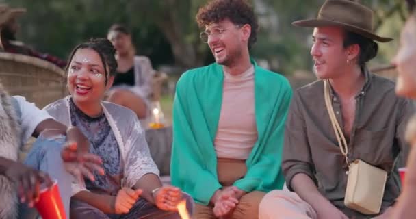 朋友们在音乐节露营 在户外的多样化音乐会上自由自在 充满乐趣 音乐活动 夏令营和一群人在篝火边野餐 快乐的男女在一起 — 图库视频影像