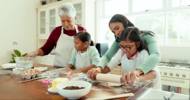 Γιαγιά Μαμά Και Κορίτσια Μια Κουζίνα Ψήνουν Και Μαθαίνουν Συστατικά — Αρχείο Βίντεο