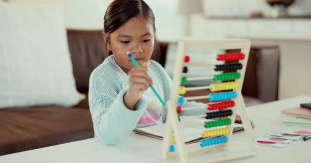 성장에 초점어린 소녀와 Abacus 가정의 거실에서 유치원 — 비디오