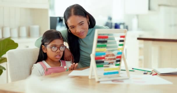 Öğrenme Gelecek Büyüme Için Çocuk Anneyle Eğitim Ödev Matematik Anaokulu — Stok video
