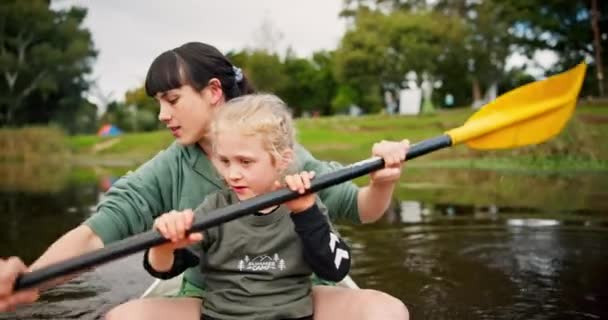 母親と一緒に休暇 休暇や旅行で湖でカヤックを漕ぐ カヌー ボート 川での絆でママ 女の子と子供 家族の屋外での冒険での水とフィットネスの練習 — ストック動画