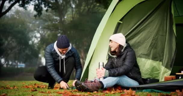 带着爱 关心和冒险在野外露营的情侣 谈话和帐篷 青年男女在冬天的营地度假 旅行或度假以在森林中放松时快乐的青年男女 — 图库视频影像