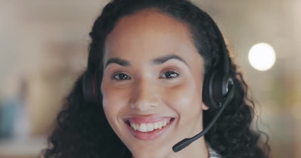 Kvinna Call Center Och Ansikte Med Leende Kontoret Smula Och — Stockvideo