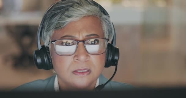 Callcenter Computerkrise Und Seniorin Sehen Sich Mit Einem Fehler Telemarketing — Stockvideo