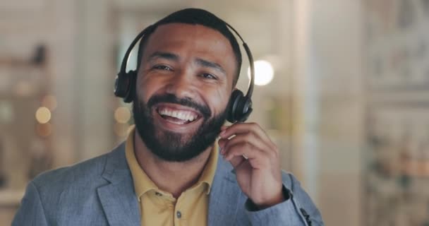 Człowieku Call Center Biuro Twarzą Śmiechem Żartem Rozmowie Czacie Obsłudze — Wideo stockowe