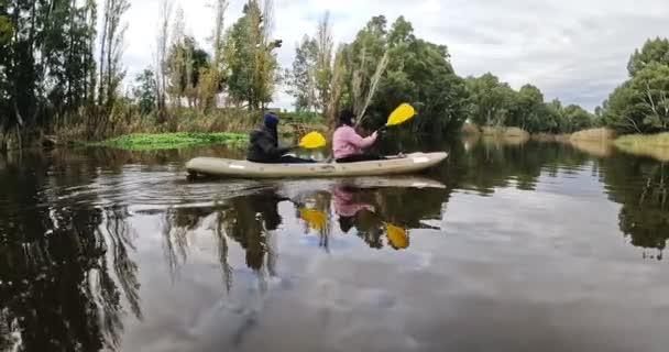 Lago Kayak Vacaciones Con Gente Remando Aire Libre Naturaleza Para — Vídeos de Stock