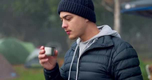 Человек Пить Чай Кемпинга Открытом Воздухе Холодное Утро Свежий Воздух — стоковое видео
