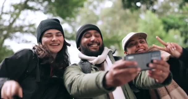 등산객들 셀카를 산책하면서 미디어를 경험을 공유하고 행복하거나 활동적 사람들이 산책하면서 — 비디오