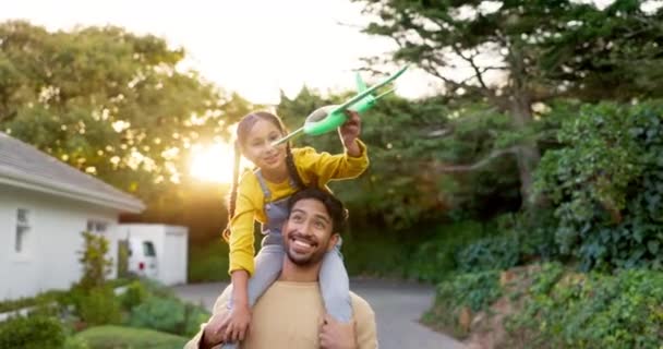 ピギーバック 飛行機 自然界の父と子 休暇中の歩行と結合 夏に遊ぶために近所の公園でおもちゃで女の子の子供を運ぶ幸せな家族と若いお父さん — ストック動画