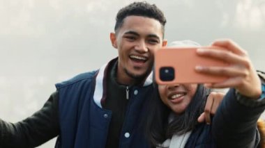 Selfie, seyahat ve birlikte doğa yürüyüşleri macera, eğlence ya da vahşi doğayı keşfetmek için. Sosyal medyada bir profil fotoğrafı için poz verirken fotoğraf, aşk ve gençlerin kaynaşması.