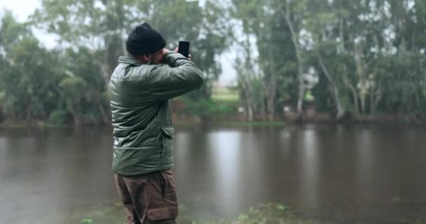 Netwerk Bos Man Met Een Slecht Telefoonsignaal Angst Het Regenwoud — Stockvideo
