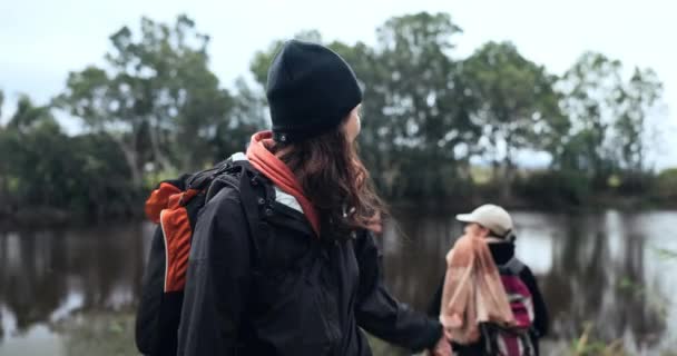 Teman Hiking Dan Orang Orang Danau Alam Sambil Menelepon Dan — Stok Video