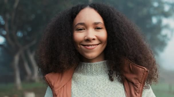Porträtt Ansikte Och Lycklig Kvinna Utomhus Naturen För Att Koppla — Stockvideo