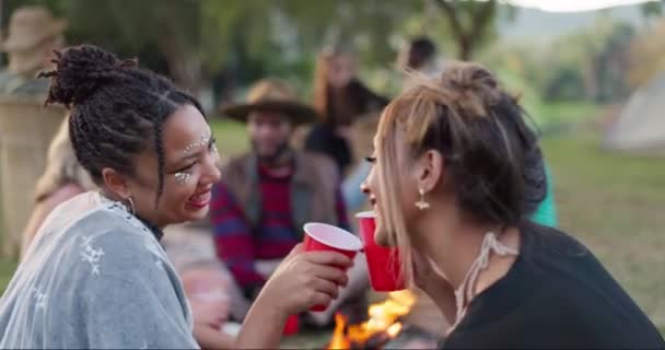 フェスティバルでの女性の歓声 ドリンクとキャンプ 火災と幸福 屋外コンサートでの自由と楽しさを一緒に キャンプファイヤーで草の上で音楽 キャンプや幸せな友人ピクニック 自然の中でアルコールとトースト — ストック動画