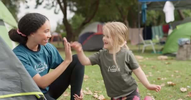 キャンプカウンセラーとキャンプ旅行 笑顔とチームの女の子からのサポートを得て 高5は 若い子供や女性と一緒に成功を構築する自由と自然の中で絵文字の手のサイン — ストック動画