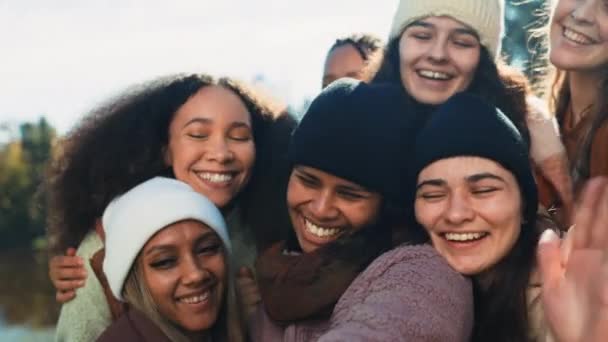 Grupo Mulheres Sinal Paz Para Selfie Natureza Com Diversidade Amor — Vídeo de Stock