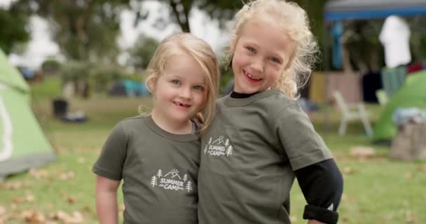 Aile Çocuklar Parktaki Kızların Yüzü Dışarıda Kamp Yapmak Eğlenmek Kaynaşmak — Stok video