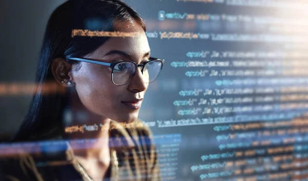 ソフトウェア データホログラム コード分析 情報技術 およびGdprオーバーレイを持つ女性 Htmlスクリプト プログラミング サイバーセキュリティ研究を読むメガネのプログラマーのコーディングやIt担当者 — ストック写真