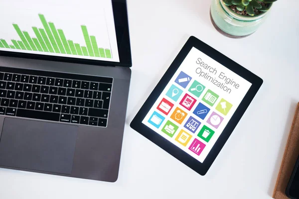 Seo Tablet Und Laptop Bildschirm Mit Daten Draufsicht Büro Unternehmen — Stockfoto