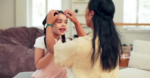 Pflege Liebe Und Mutter Die Hause Kinderfrisuren Machen Bereiten Sich — Stockvideo
