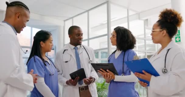 平板电脑和一名医生与医院的护士交谈 进行团队合作或计划治疗 在诊所与专业医疗小组进行保健 会商和讨论 以制定战略 — 图库视频影像