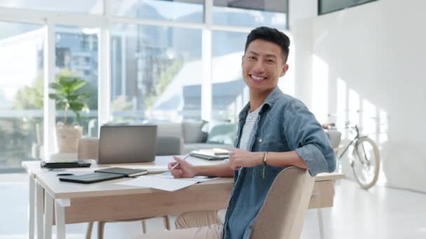 オフィス スタートアップ企業やテーブルの上の職場で顔 幸せな男と創造的な作家 アジアの専門家 起業家 日本からの従業員の肖像画 著者と笑顔ビジネスのキャリアを持つ — ストック動画