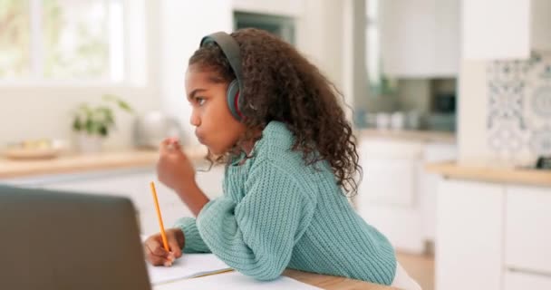 Pensamento Fones Ouvido Menina Criança Aprendizagem Escrita Ouvir Tradução Educação — Vídeo de Stock