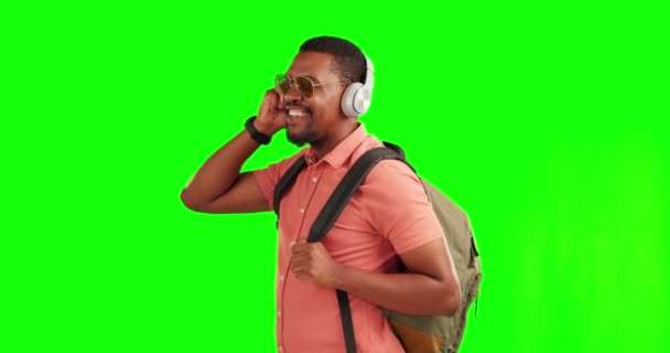 Музика Навушники Чорний Чоловік Подорожей Зеленим Екраном Сонцезахисними Окулярами Розваги — стокове відео