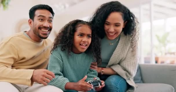电子游戏 胜利和父母与孩子 庆祝与支持和挑战 特别是和幸福 与男人 女人和女孩一起鼓掌 游戏比赛成绩和在线流媒体 — 图库视频影像