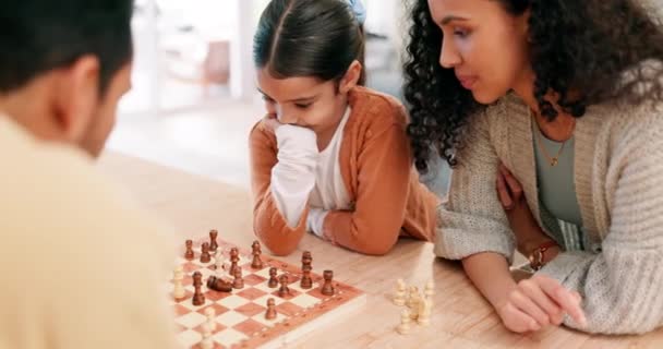 Οικογένεια Μητέρα Και Παιδί Που Παίζουν Σκάκι Στο Σπίτι Ενώ — Αρχείο Βίντεο