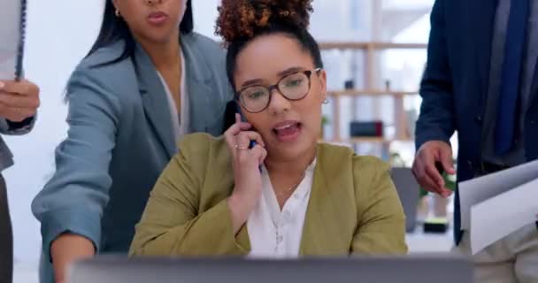 任务繁多 压力大 经商的女性打电话 提供文书工作 文件和办公室报告 企业混乱 团队忙碌 女性充满焦虑 危机和截止日期问题 — 图库视频影像