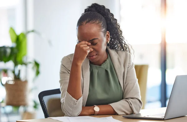 Kryzys Stres Czarna Kobieta Problemem Biurze Choroba Lub Ból Głowy — Zdjęcie stockowe
