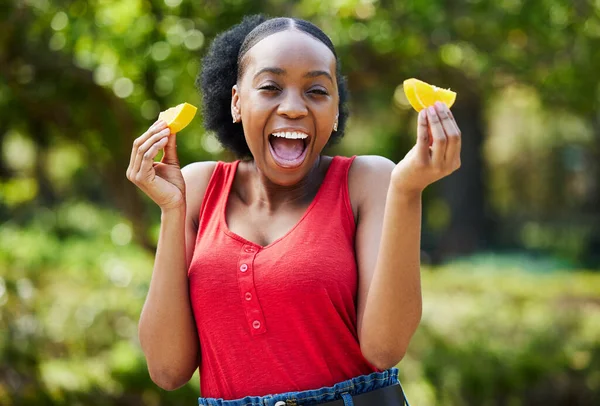Boldog Fekete Narancs Szelet Természetes Vitamin Táplálkozás Vagy Citrusfélék Étrendje — Stock Fotó