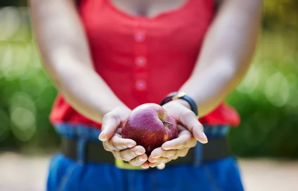 Kvinna Händer Och Äpple För Mat Kost Naturlig Näring Eller — Stockfoto
